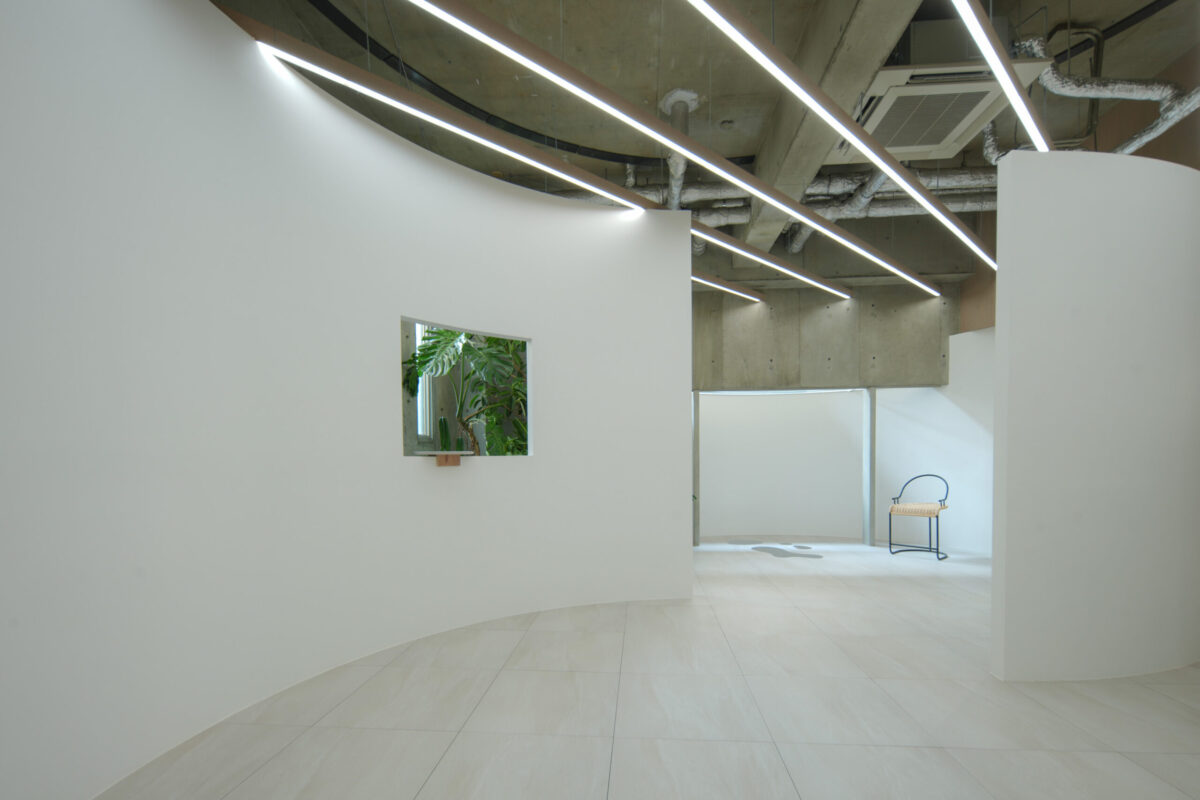 十色写真STUDIOのメイン撮影室「スタジオ360」・天井一面の360°LED照明で時間帯や季節を問わず撮影できる広島市安佐南区のフォトスタジオ