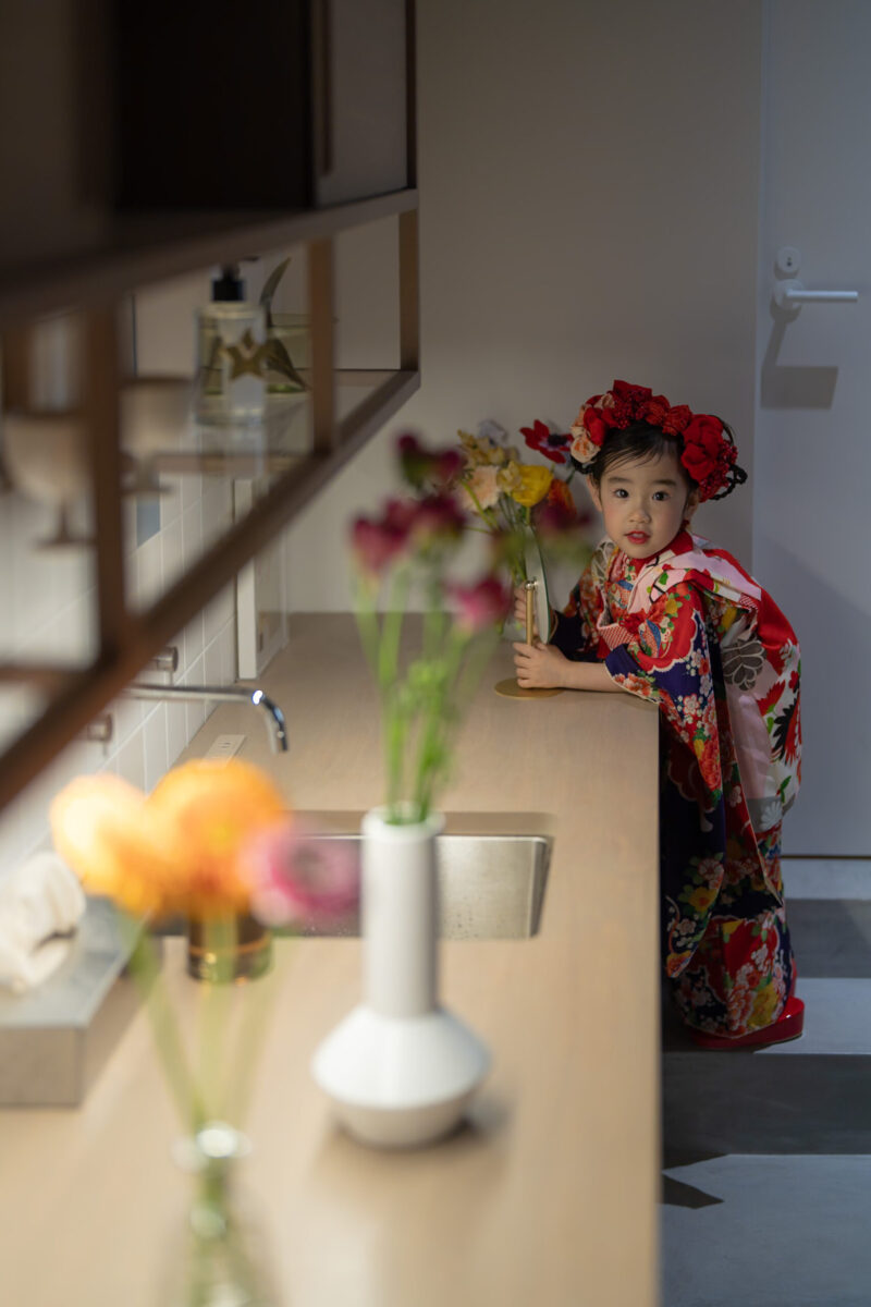  広島市安佐南区の貸切フォトスタジオ・トイレ前に飾られた季節の花と3歳七五三の着物姿