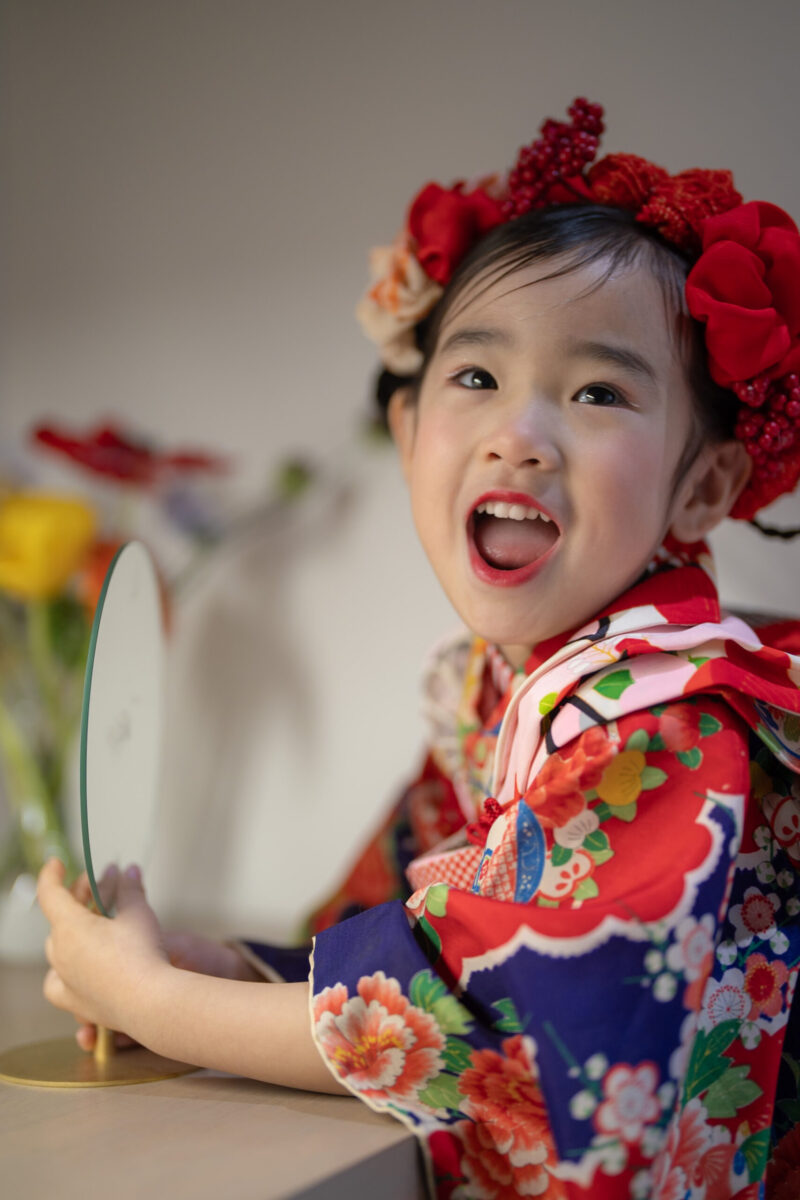 すっきりしてテンションが戻った3歳女の子の弾けた笑顔・七五三撮影
