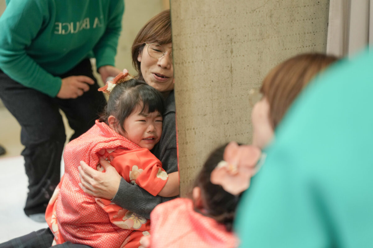 お母さんに抱きついて泣く3歳女の子の七五三撮影・泣き顔の瞬間まで家族ごと写真に残せる個人フォトスタジオ