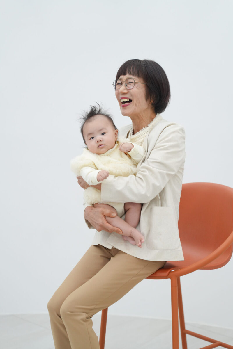 祖母に抱かれて笑う赤ちゃん｜三世代の七五三撮影・広島市安佐南区