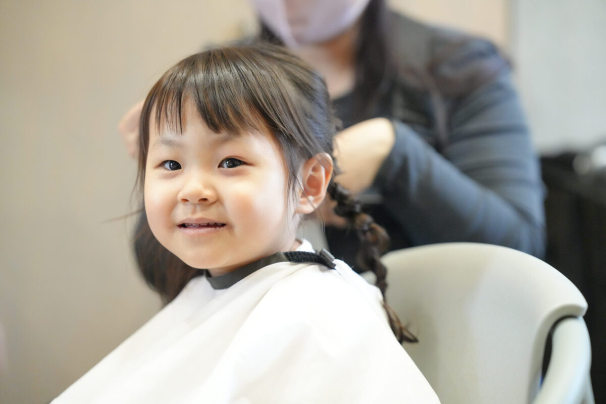 七五三の支度でヘアセットをする女の子｜十色写真STUDIO（広島市安佐南区）