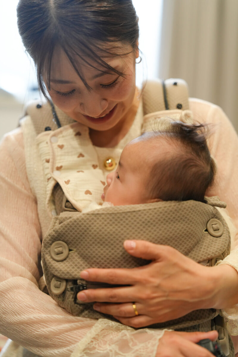 赤ちゃんを抱っこするお母さん｜十色写真STUDIO（広島市安佐南区）