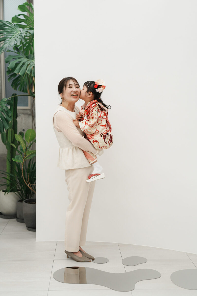 母に抱っこされる七五三の女の子｜十色写真STUDIO（広島市安佐南区）の家族撮影