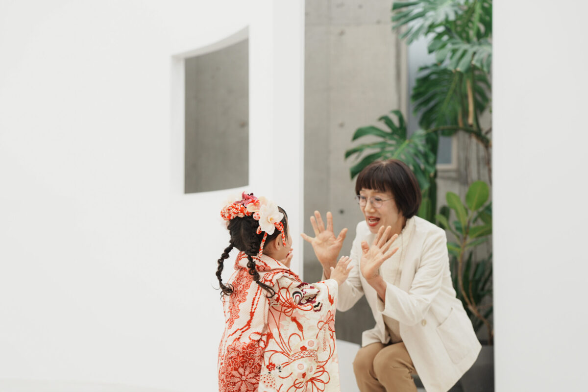 祖母と手遊びをする七五三の女の子｜三世代で残す家族写真・広島市安佐南区