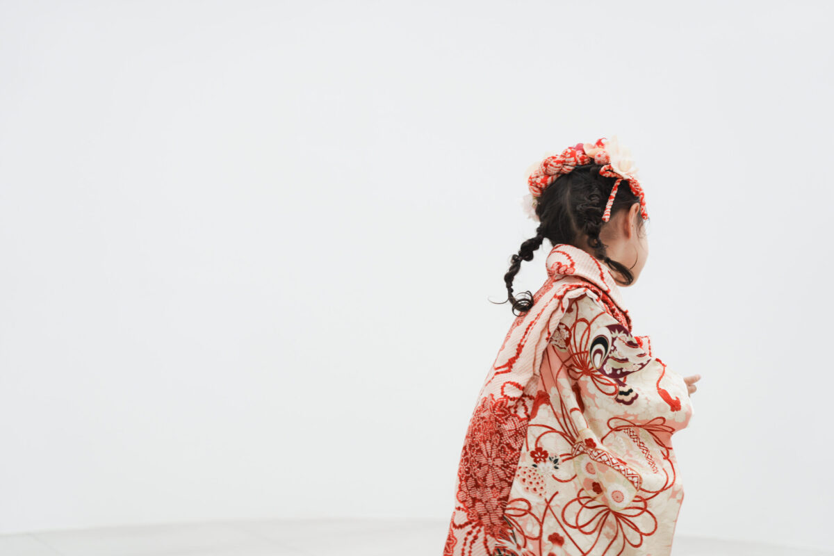 七五三の着物姿で立つ3歳の女の子｜十色写真STUDIO（広島市安佐南区）のスタジオ撮影