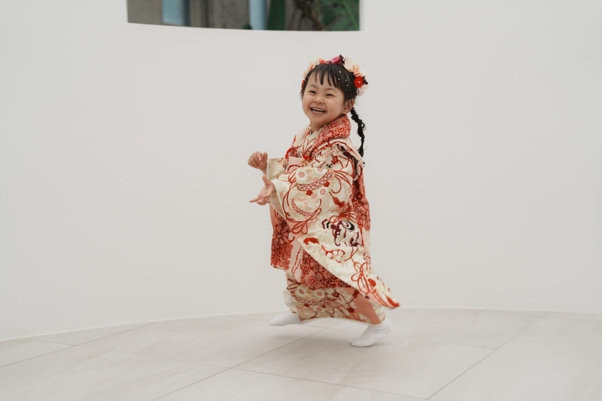 スタジオを走り回る七五三の女の子｜貸切撮影の十色写真STUDIO（広島市安佐南区）