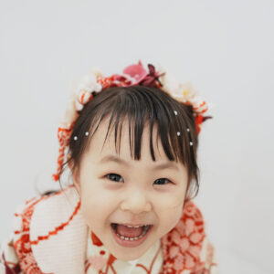 七五三撮影で満面の笑顔を見せる3歳の女の子｜広島市安佐南区の十色写真STUDIO