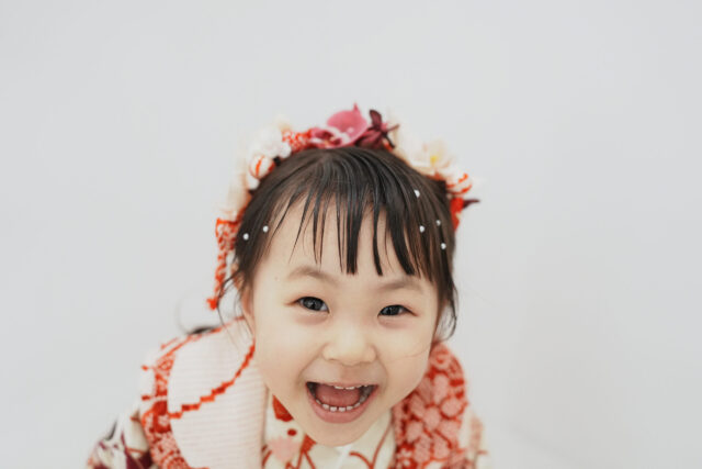 七五三撮影で満面の笑顔を見せる3歳の女の子｜広島市安佐南区の十色写真STUDIO