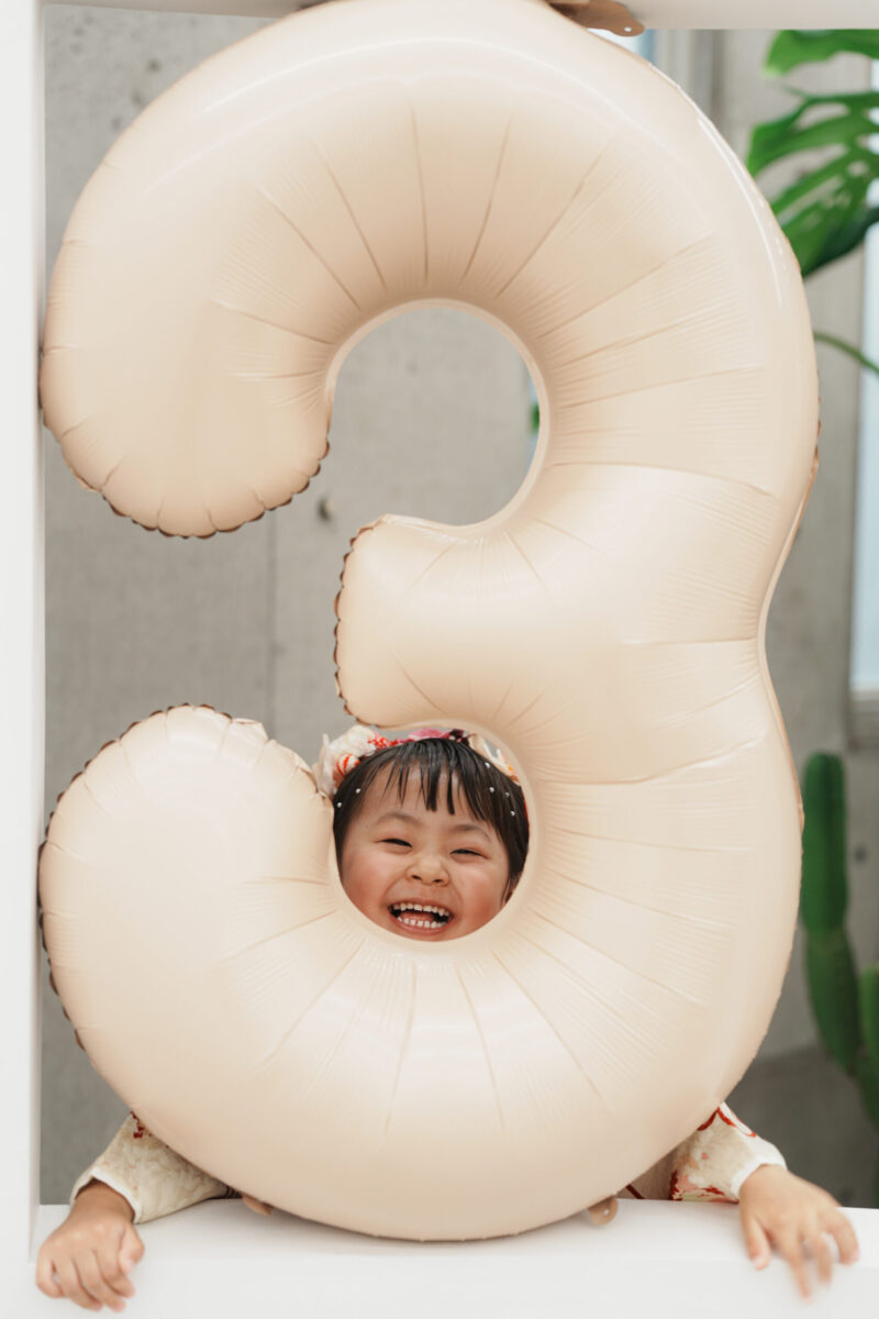 撮影セットで遊ぶ七五三の女の子の自然な表情｜十色写真STUDIO（広島市安佐南区）