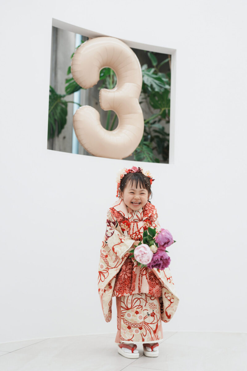 お花を持つ七五三の女の子｜広島市安佐南区のフォトスタジオ十色写真STUDIO