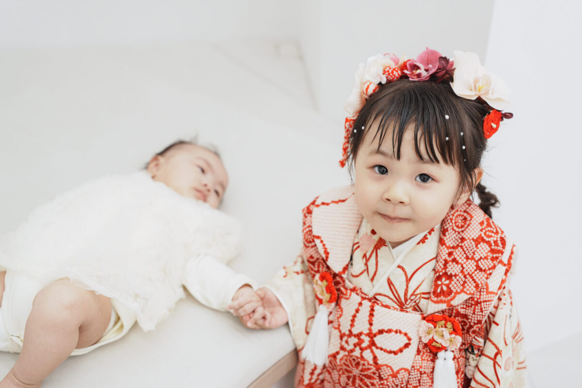 七五三のお姉ちゃんと赤ちゃんのきょうだい写真｜十色写真STUDIO