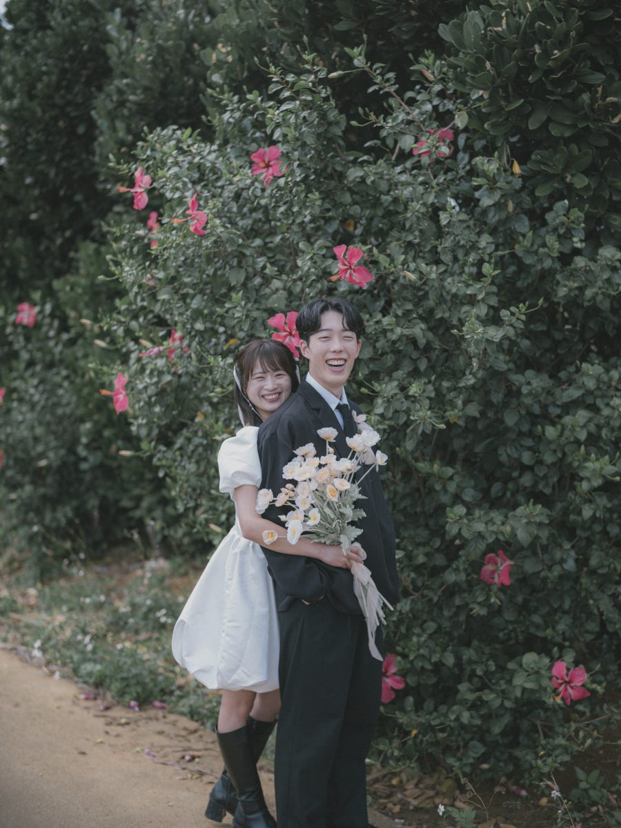 ハイビスカスの前で寄り添う新郎新婦|宮古島のフォトウェディング撮影事例・十色写真STUDIO