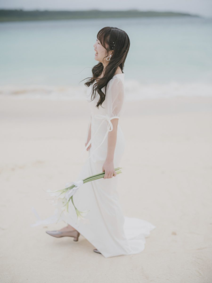 白砂のビーチに立つロングドレスの新婦|宮古島のフォトウェディング撮影事例・十色写真STUDIO