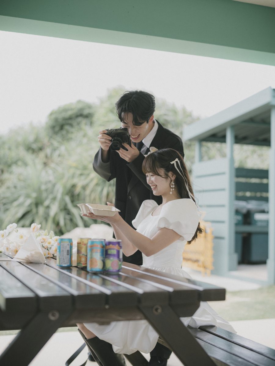 昼食中の新婦をカメラで撮る新郎|宮古島のウェディングフォト・十色写真STUDIO