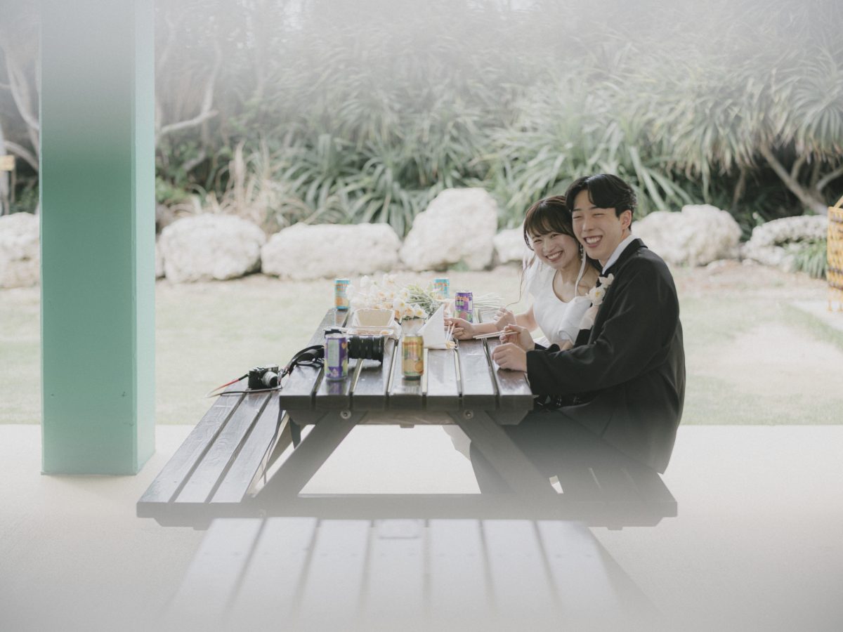 ピクニックテーブルで昼食をとる新郎新婦|宮古島のフォトウェディング・十色写真STUDIO