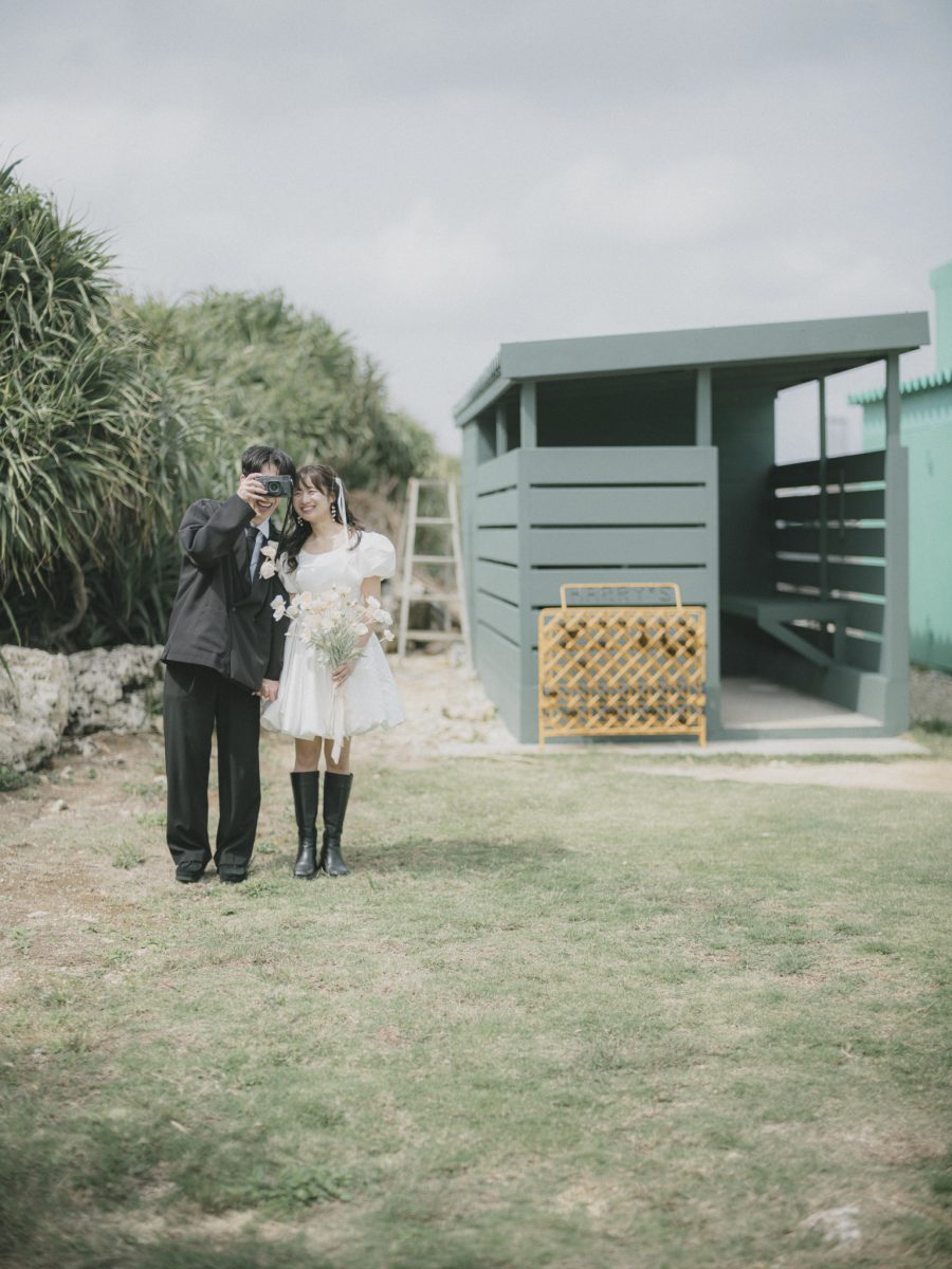 撮影開始、カメラマンにカメラを向ける新郎新婦|宮古島のフォトウェディング撮影事例・十色写真STUDIO