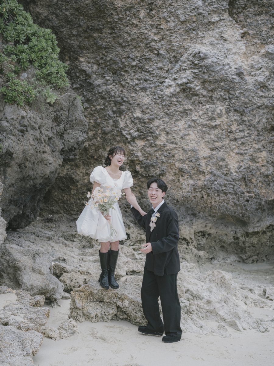 岩場で手を取り合う新郎新婦|宮古島のフォトウェディング撮影事例・十色写真STUDIO
