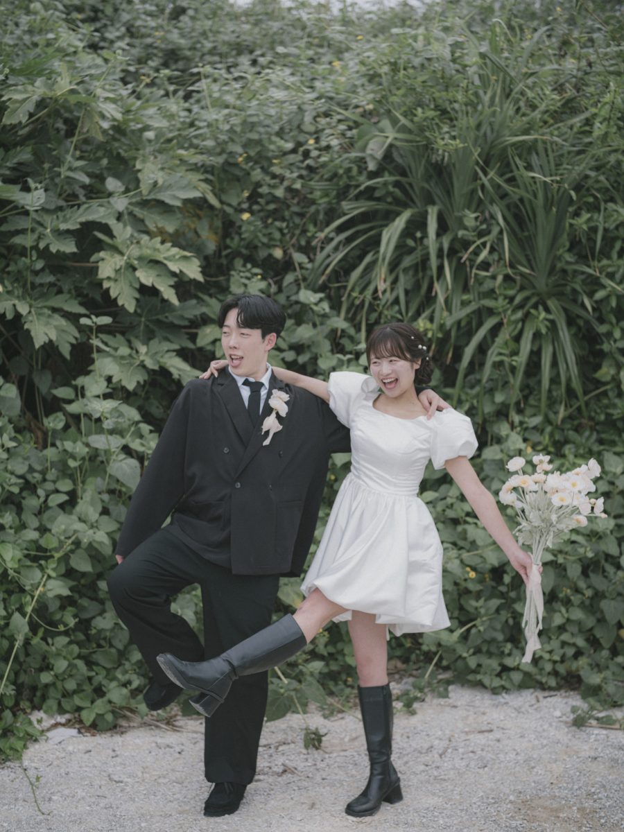 チアリーダーのポーズをとる新郎新婦|宮古島のウェディングフォト・十色写真STUDIO