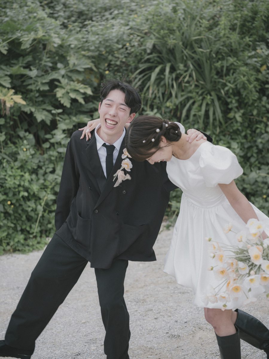 肩を組んで笑う新郎新婦|宮古島のフォトウェディング・十色写真STUDIO