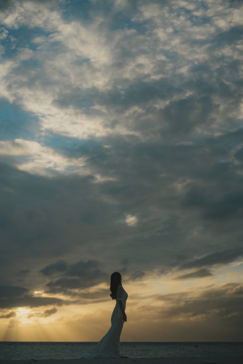 夕焼けの砂浜に立つ新婦のシルエット|宮古島のウェディングフォト・十色写真STUDIO