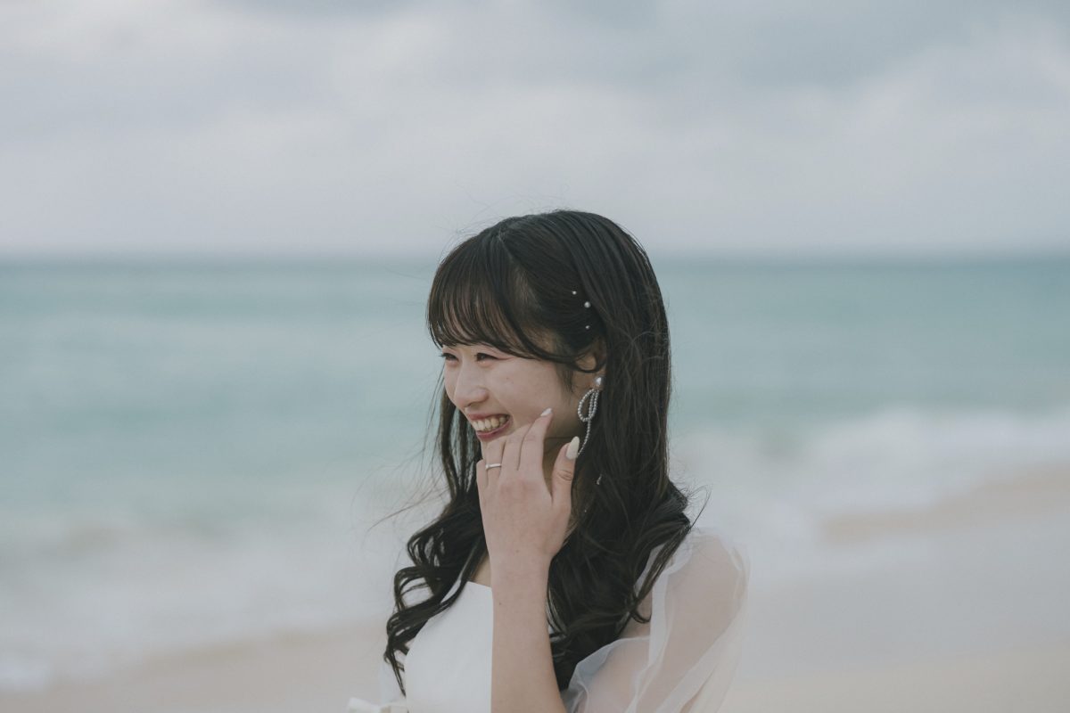 砂浜で笑う新婦のポートレート|宮古島のフォトウェディング・十色写真STUDIO